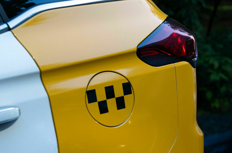 «Социальным такси» предложили разрешить езду по выделенным полосам