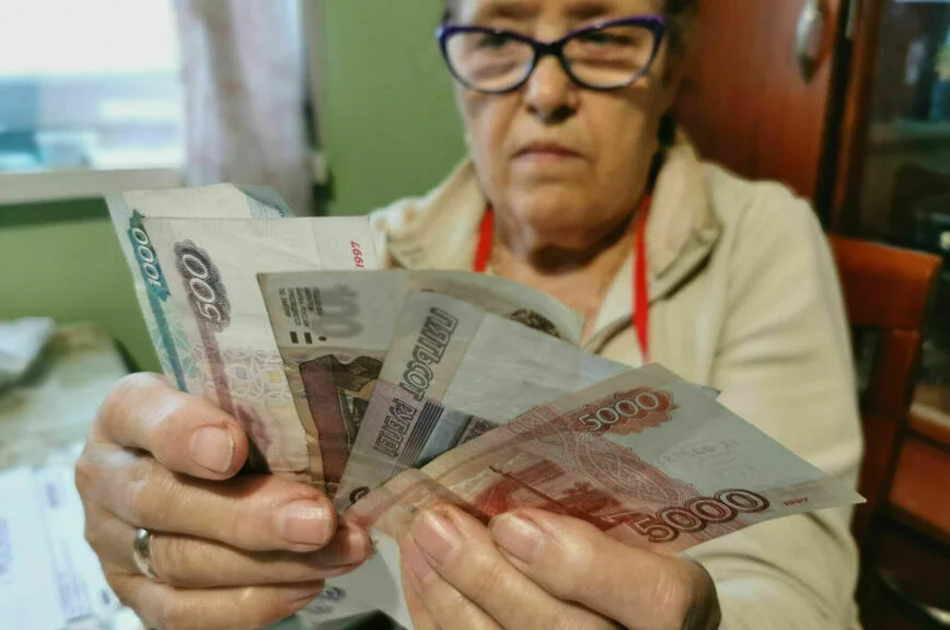Кому повысят пенсии в декабре