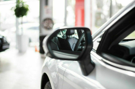 Госкомпаниям предложили закупать российские авто