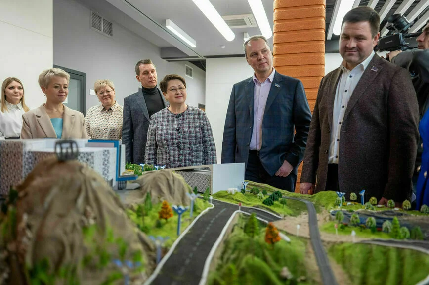 Выездная работа депутатов в Ноябрьске. По предложению администрации города был принят закон, ужесточающий правила благоустройства
