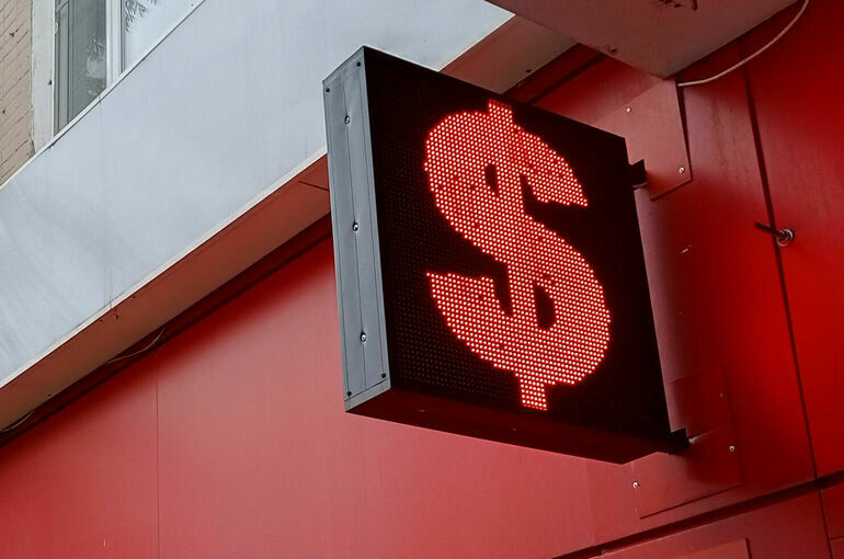 Внебиржевой курс доллара впервые с мая 2023 года упал до 77 рублей