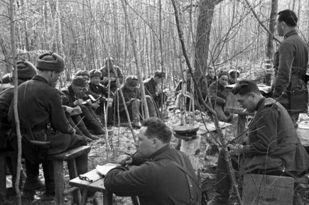 Владеть минометом и противотанковым ружьем: как готовили замполитов для фронта