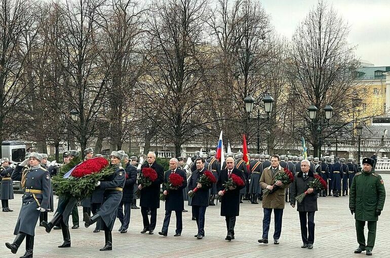 Володин и главы делегаций стран ПА ОДКБ возложили цветы к Могиле Неизвестного Солдата