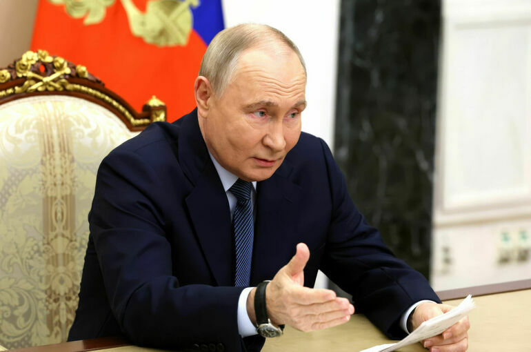 Путин поручил поддерживать не только материнство, но и отцовство