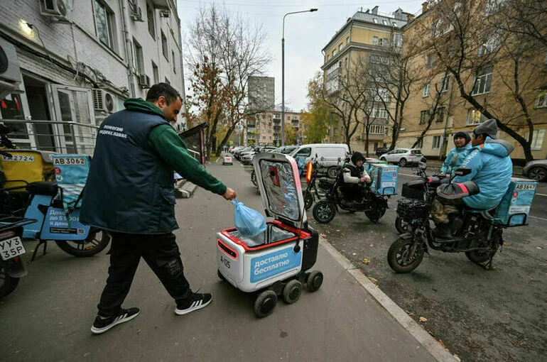 Не человек, не грузовик: в Петербурге пытаются понять, кто такие роботы-доставщики
