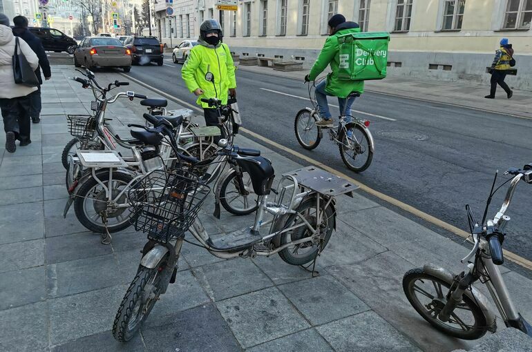 Путин поручит МВД и регионам урегулировать движение курьеров