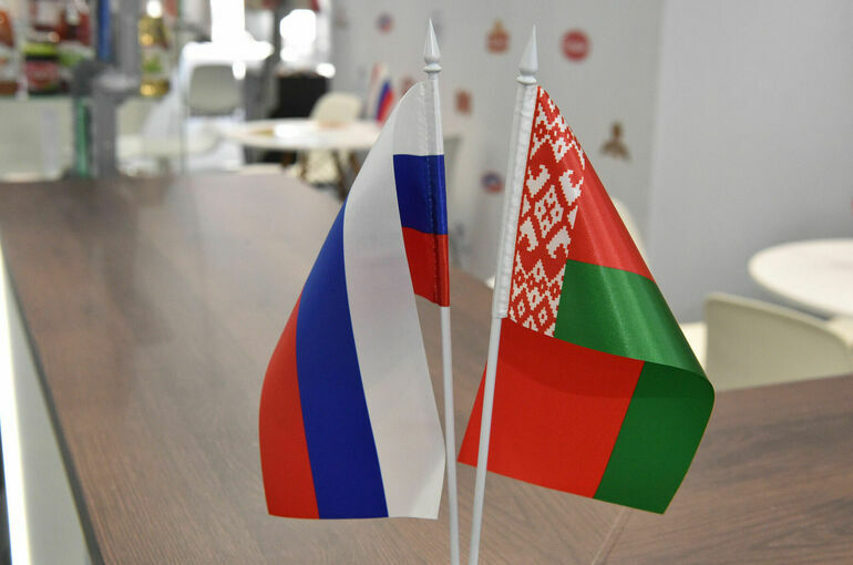 Белорусским чиновникам могут разрешить платить алименты в Россию по-старому