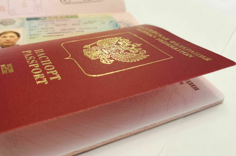 Иноагентов хотят лишить возможности продлевать паспорта за границей