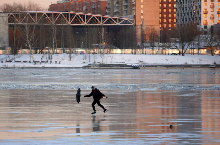 Опасную гололедицу предрекли в Москве вечером 12 декабря