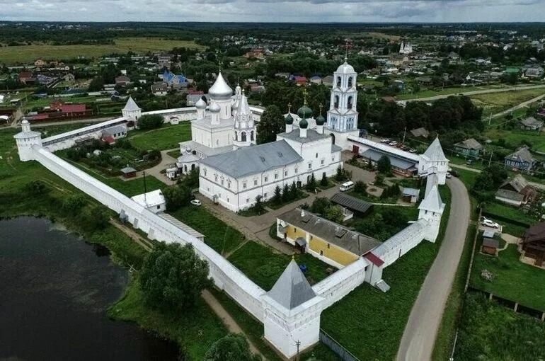 В Переславле-Залесском загорелось здание на территории Никитского монастыря