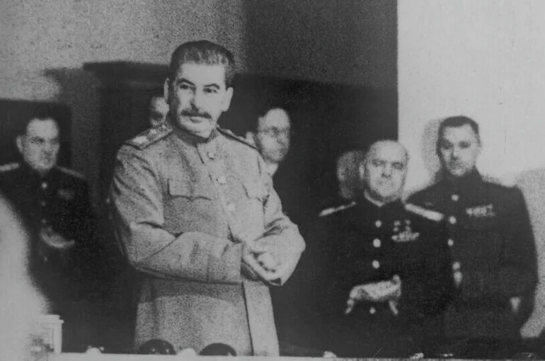 Иосиф Сталин (слева), маршалы Георгий Жуков и Константин Рокоссовский
