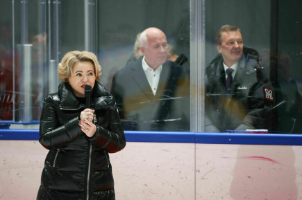 Матвиенко посетила тренировку команды по следж-хоккею с участием бойцов СВО
