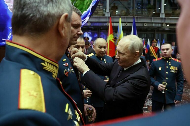 Путин вручил «Золотые Звезды» освободившим Северск бойцам