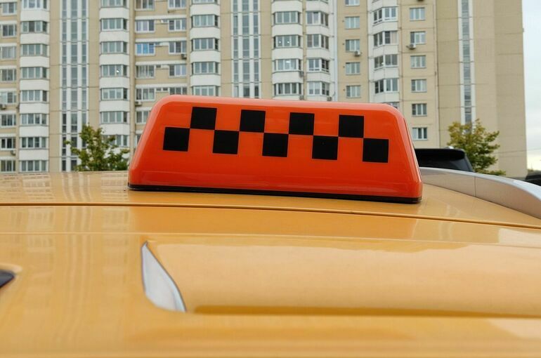 Госдума приняла закон о смягчении требований к локализации для таксистов