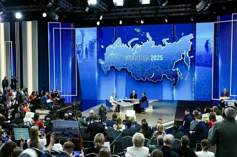 Путин: Семьи не должны чувствовать снижение уровня достатка при появлении ребенка