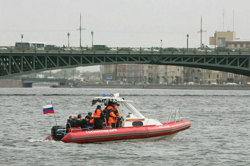 Катер водной инспекции на дежурстве