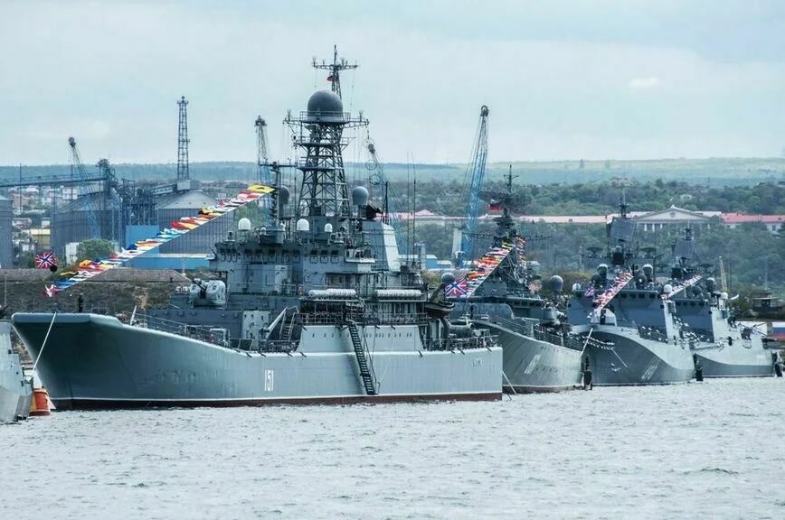 Корабли на рейде во время празднования Дня Победы в Севастополе