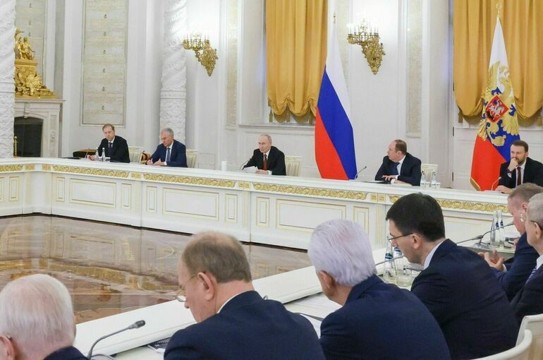 Путин: Необходимо научить школьников критически оценивать ИИ