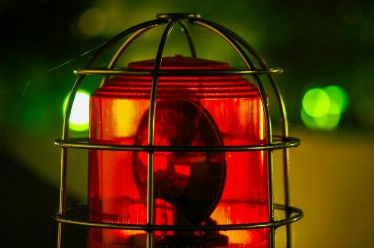 Масштабный пожар охватил здание автосервиса в Сочи, жертв нет