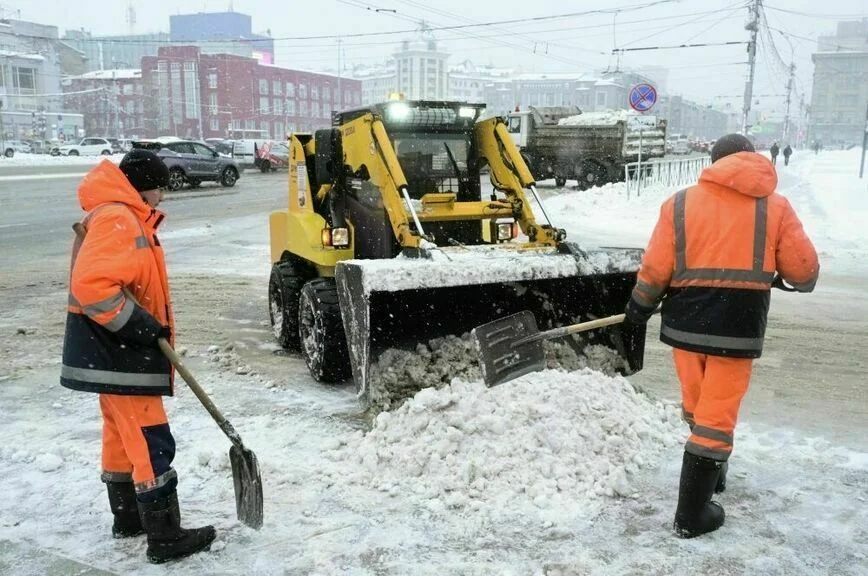 Сугробы и заносы: кому жаловаться, если не убирают снег