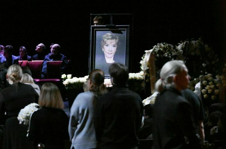 Веру Алентову похоронили на Новодевичьем кладбище рядом с мужем