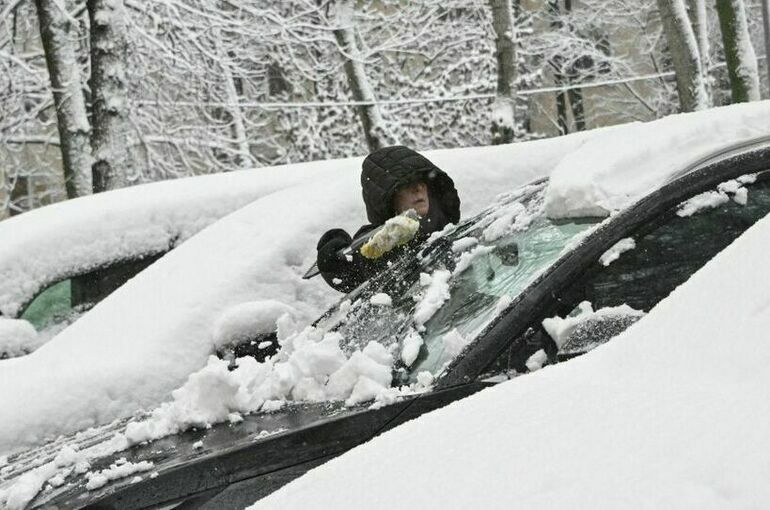 В Майкопе и пяти районах Адыгеи из-за сильного снегопада ввели режим ЧС