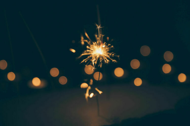 Причиной пожара с 40 погибшими на элитном курорте в Швейцарии могли стать свечи-фонтаны