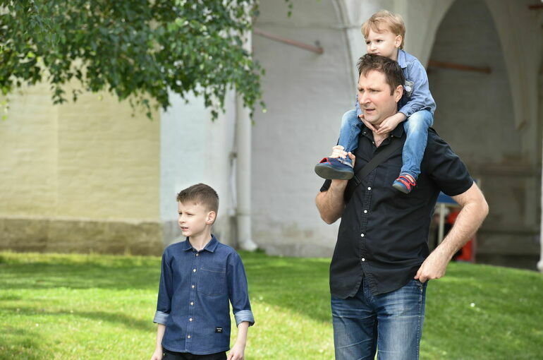 Путин поручил разработать меры по формированию вовлеченного отцовства