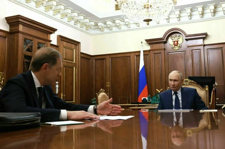 Путин поручил Мантурову обратить внимание на производительность труда в ОПК