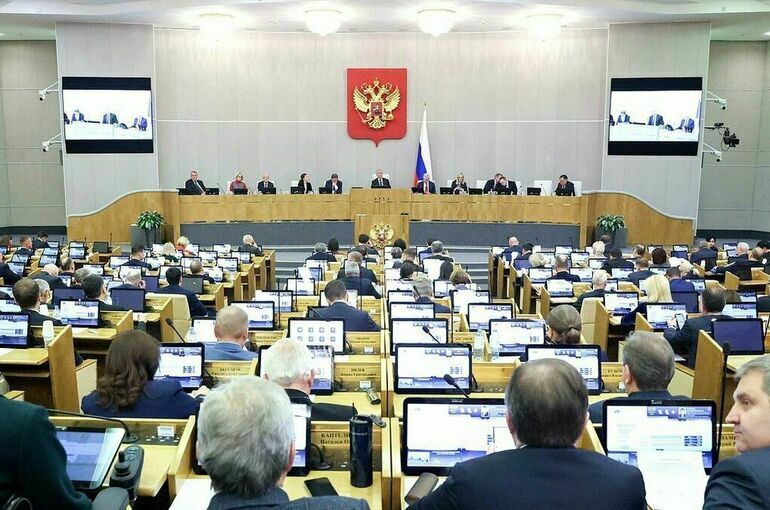 В Госдуме началось первое пленарное заседание 10-й сессии VIII созыва