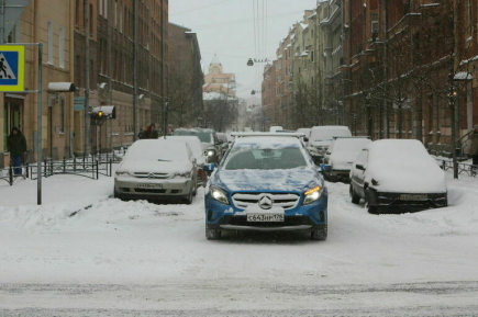В Петербурге просят не штрафовать водителей на газонах