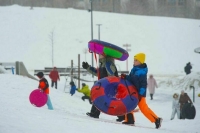 Родителей предложили штрафовать за катание детей на ватрушках в опасных местах