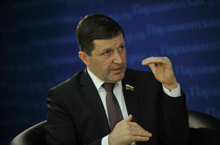 Депутат заявил, что новый потолок цен на нефть из России негативно скажется на экономике стран ЕС