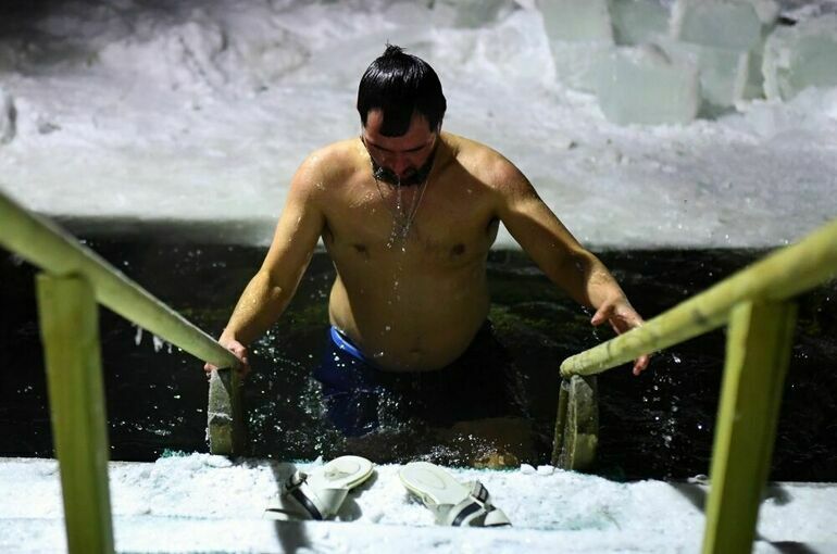 Кому опасно окунаться в прорубь в Крещение