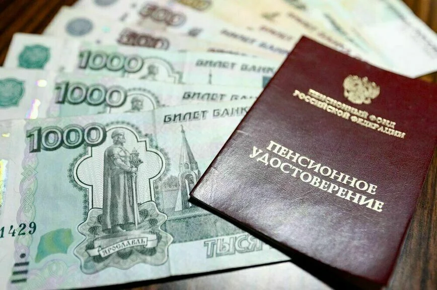 Кому повысят пенсии в феврале