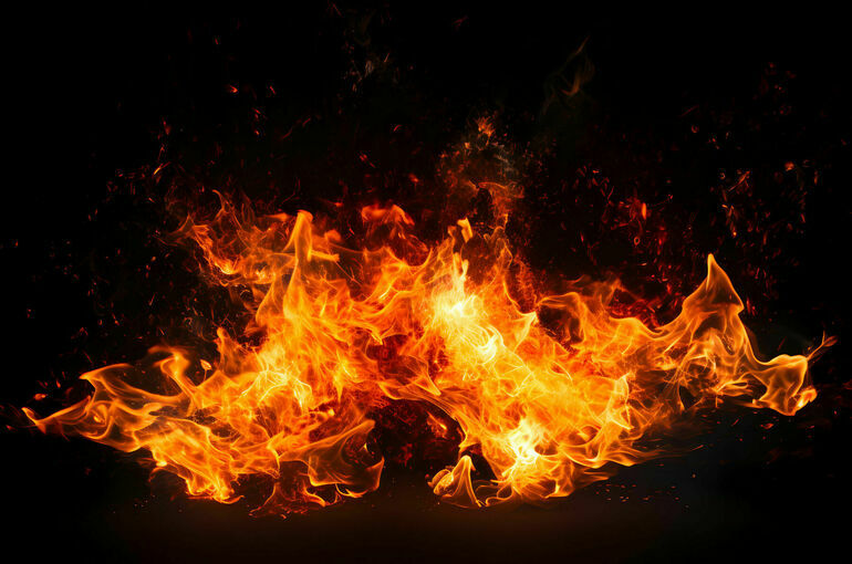 Многоквартирный дом загорелся в Адыгее после прилета беспилотника