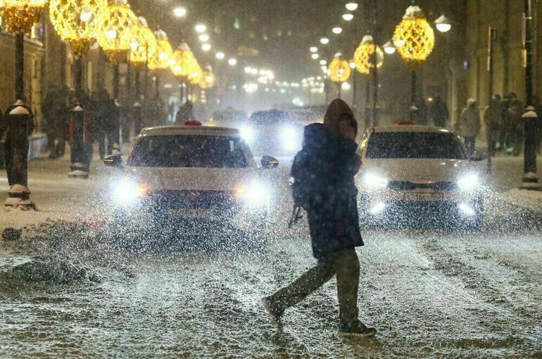 Ограничить рост цен на такси во время снегопадов предложили в Госдуме