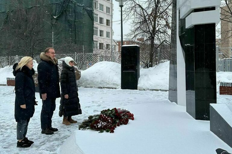 Депутаты возложили цветы к памятнику героям сопротивления в нацистских лагерях