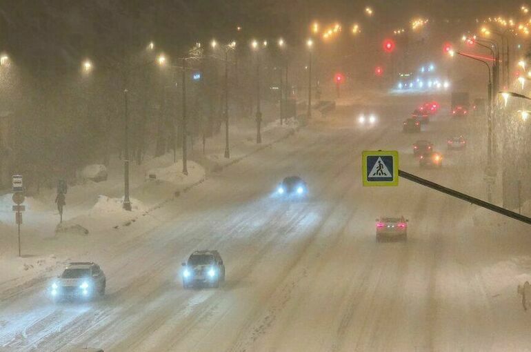 Автомобилистам напомнили о правилах безопасного вождения в снегопады и метель