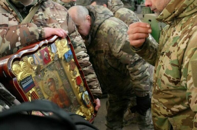 В Совет Федерации привезли две чудотворные мироточащие иконы из зоны СВО