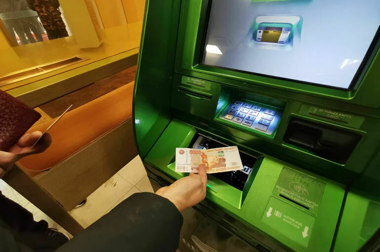 Внесение наличных через банкоматы могут ограничить 1 миллионом рублей в месяц