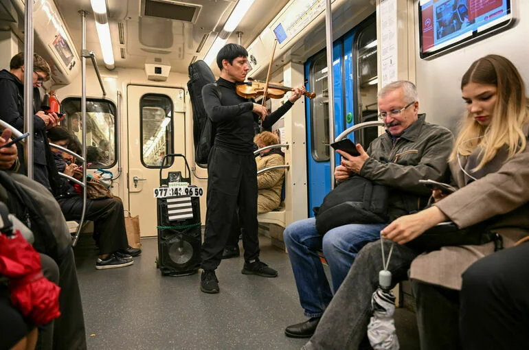 Адвокат объяснил, какое грозит наказание за отказ показать телефон в метро
