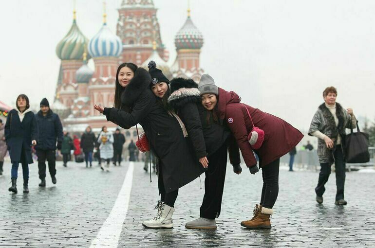 Туроператоры предложили упростить выдачу банковских карт зарубежным туристам