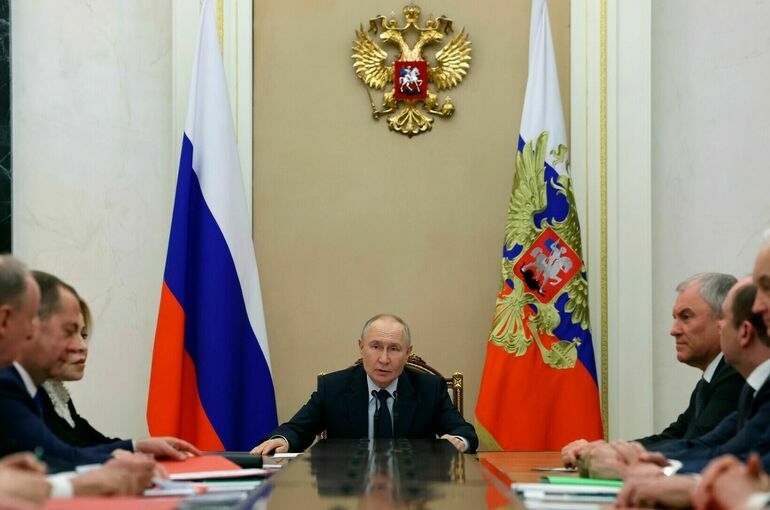 Путин обсудил с Совбезом меры по борьбе с паводками и безопасность в сфере связи