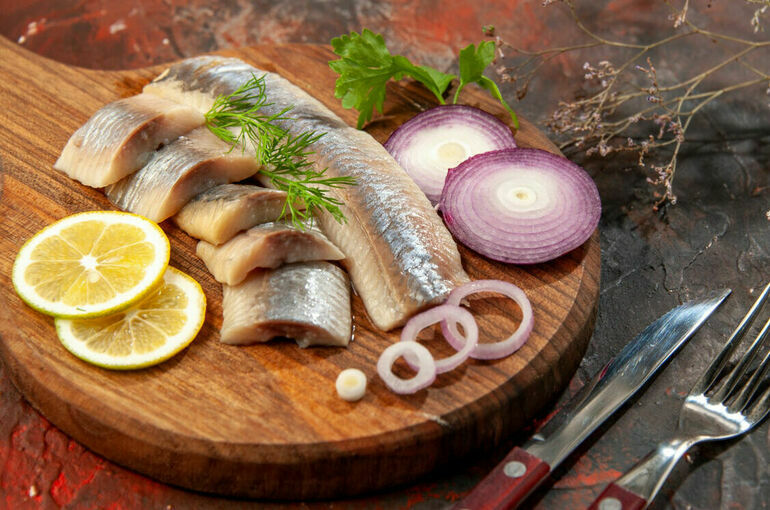 Сельдь стала самой подешевевшей за 2025 год рыбой в России 