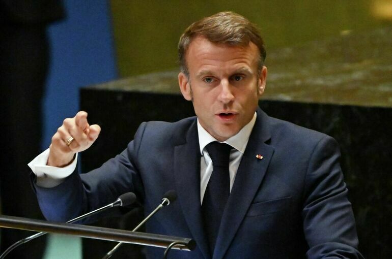 Макрон предложил возобновить диалог с Россией