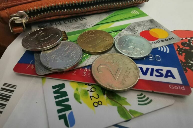 Максимальное число банковских карт на человека предлагают ограничить до 20