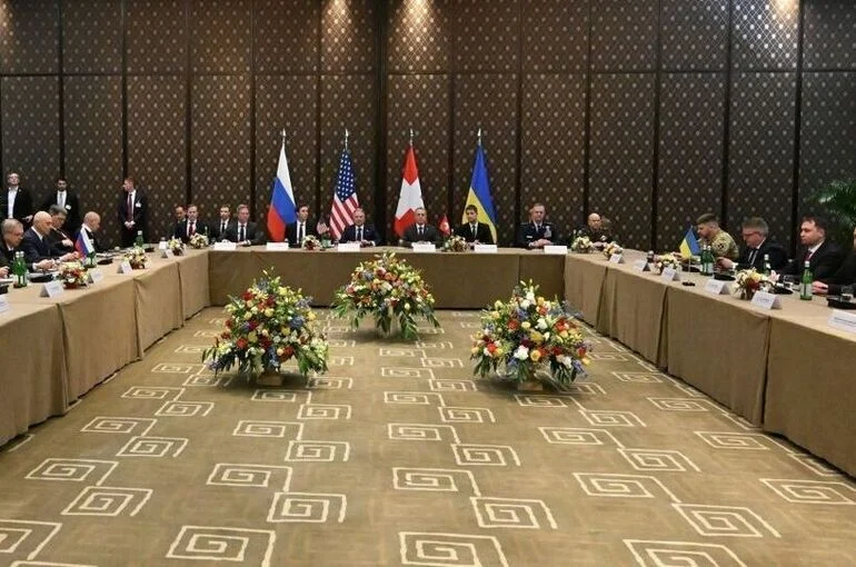 Участники трехсторонней встречи делегаций России, США и Украины в Женеве.
