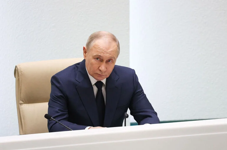 Путин призвал повысить защищенность должностных лиц Минобороны и ОПК