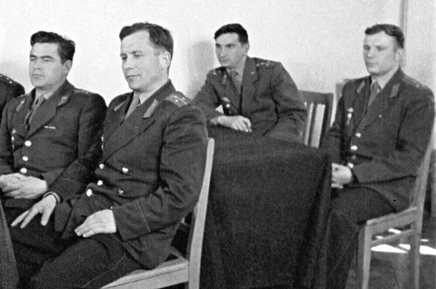 Группа летчиков-истребителей ВВС, членов первого отряда космонавтов СССР, в Центре подготовки космонавтов: Андриян Николаев (в первом ряду слева), Павел Попович (в первом ряду справа), Юрий Гагарин (во втором ряду справа) и Валерий Быковский (во втором ряду слева)